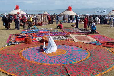 Войлочные ковры и юрты на фестивале, Казахстан
