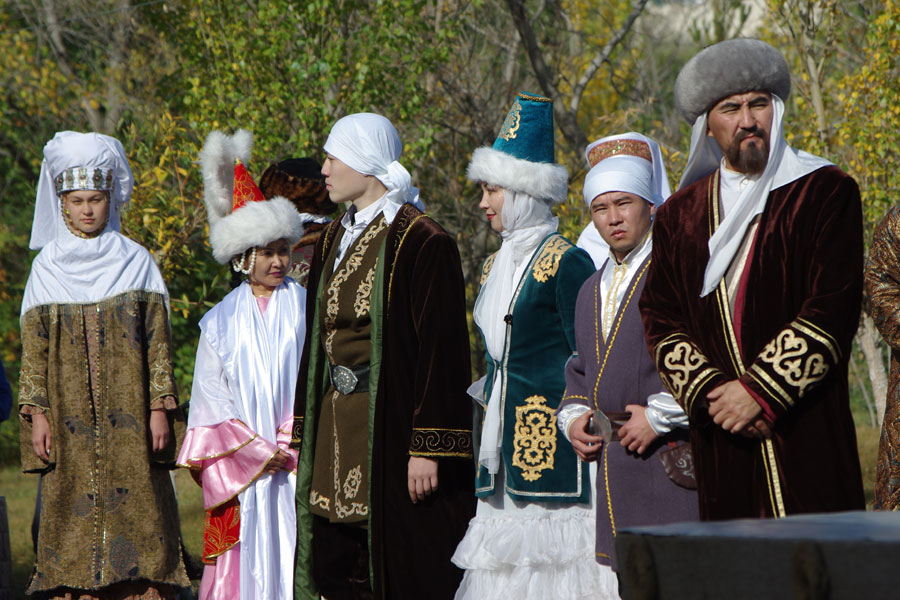 The specificities of Kazakh traditional women clothes are long and