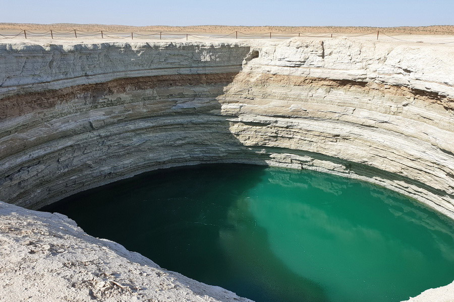 Водный кратер в окрестностях кратера Дарваза