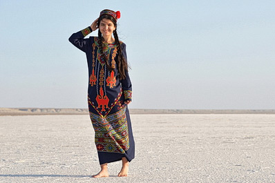 Девушка в каракалпакском национальном платье, Каракалпакстан